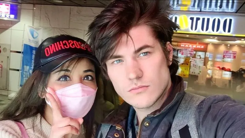 AstroSky and his girlfriend together in a selfie taken in a station concourse.